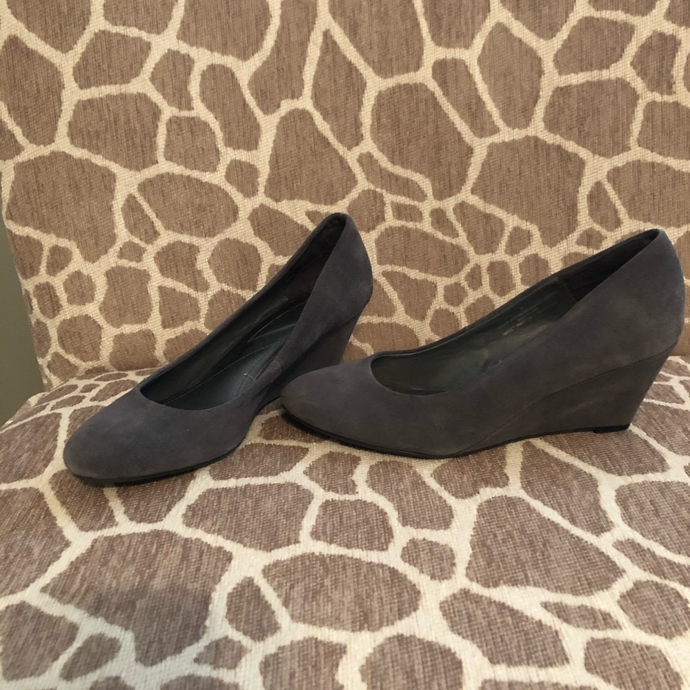Great condition gray suede wedges size 9